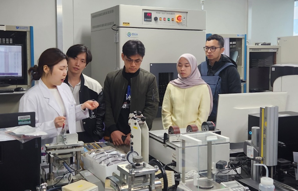 GKS Exchange Students Participate in UOU Lab Tour