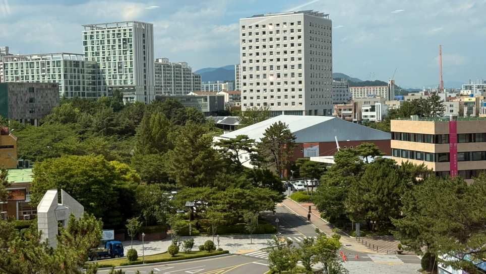멀리 보이는 울산대학교 12호관 체육관