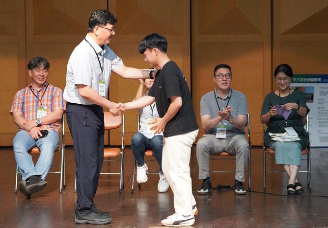 2025-1학기 성적우수장학금 전달식, 이한준교수-김병준(전 양궁부)