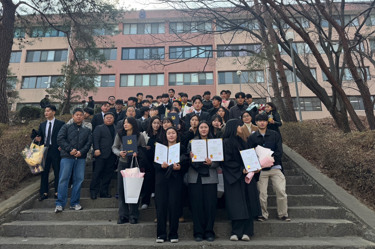 학부졸업식 중앙정원 계단에서