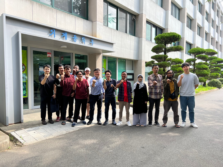 Lab members group photoshoot during summer vacation of 2023